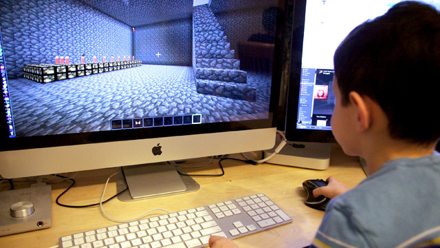 kid-playing-minecraft (1)